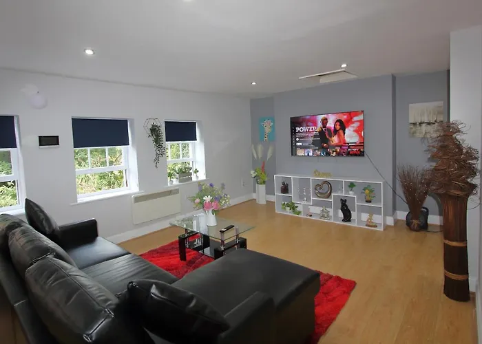 Charming 2 Bed 2 Bath Flat & Parking By Cozynest
