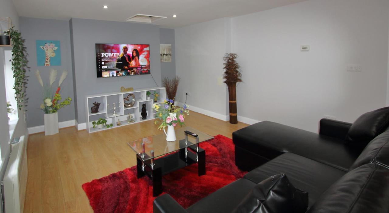 Charming 2 Bed 2 Bath Flat & Parking By Cozynest Reading