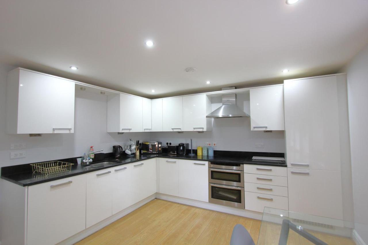 Apartment Charming 2 Bed 2 Bath Flat & Parking By Cozynest Reading