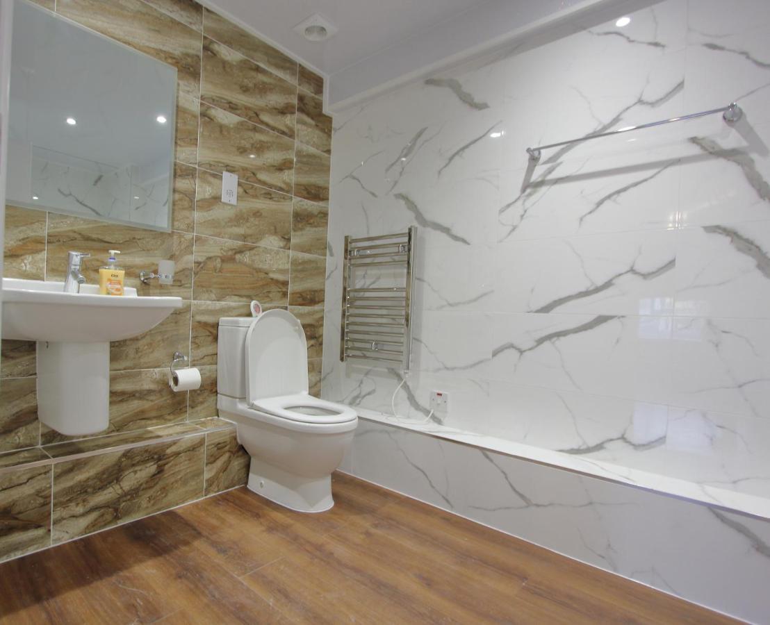 Charming 2 Bed 2 Bath Flat & Parking By Cozynest Apartment