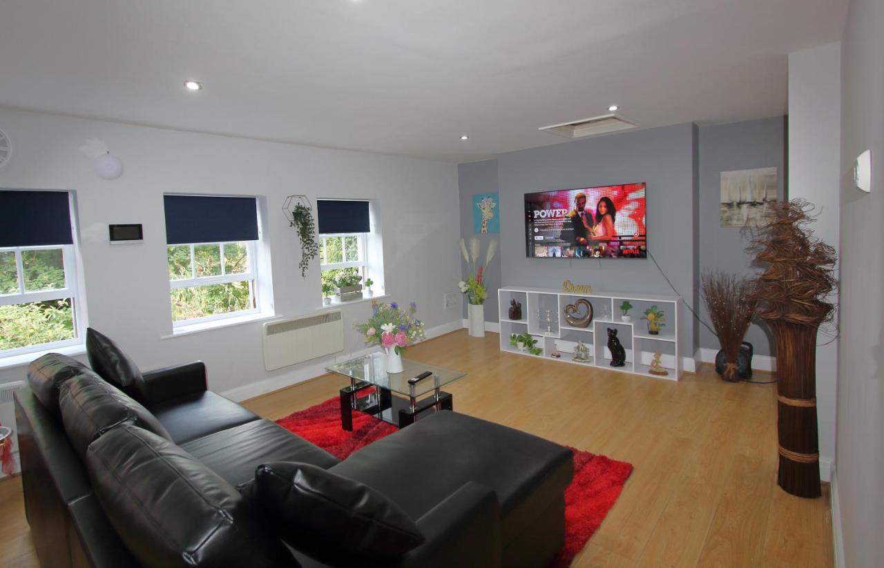 Charming 2 Bed 2 Bath Flat & Parking By Cozynest * Reading