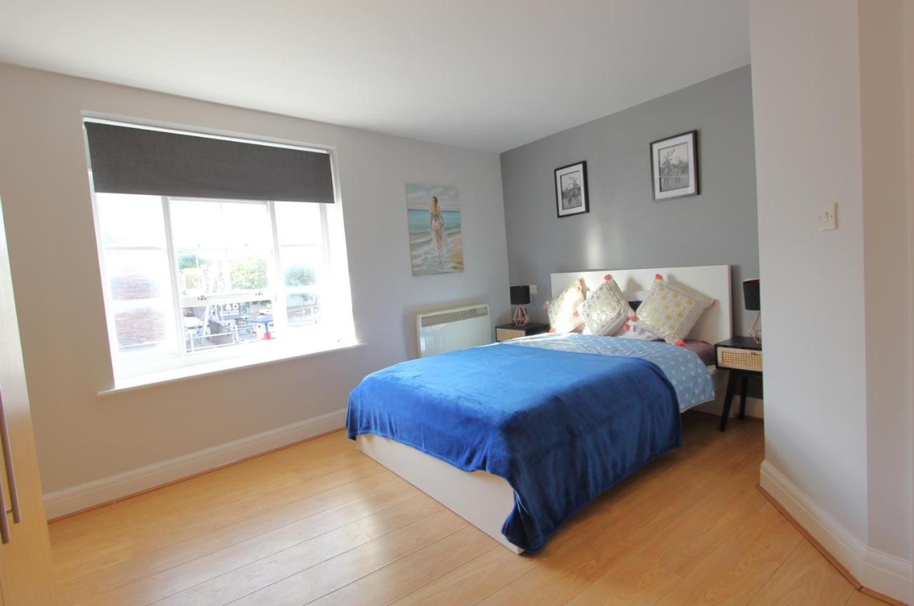 Charming 2 Bed 2 Bath Flat & Parking By Cozynest