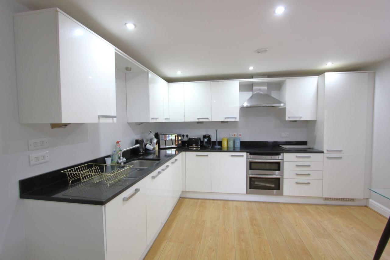 Charming 2 Bed 2 Bath Flat & Parking By Cozynest Apartment Reading