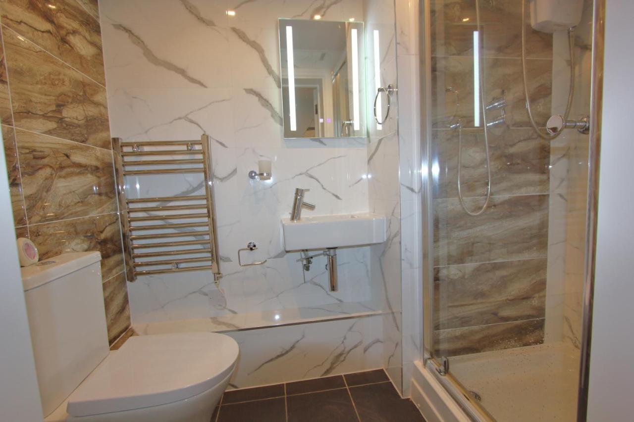 Apartment Charming 2 Bed 2 Bath Flat & Parking By Cozynest
