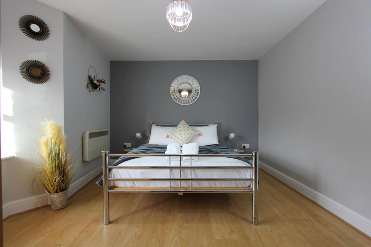 Charming 2 Bed 2 Bath Flat & Parking By Cozynest Apartment Reading