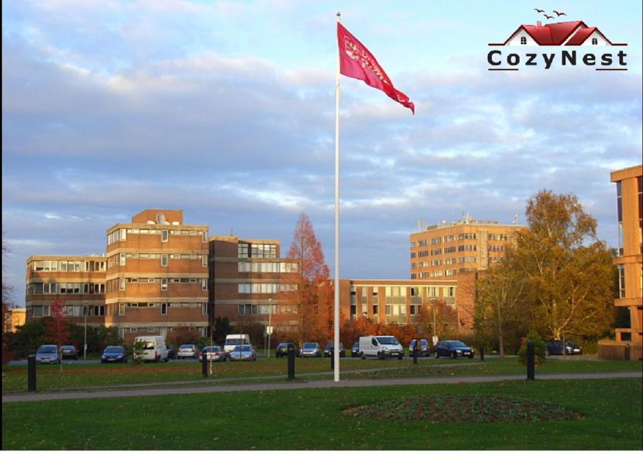 Charming 2 Bed 2 Bath Flat & Parking By Cozynest Reading